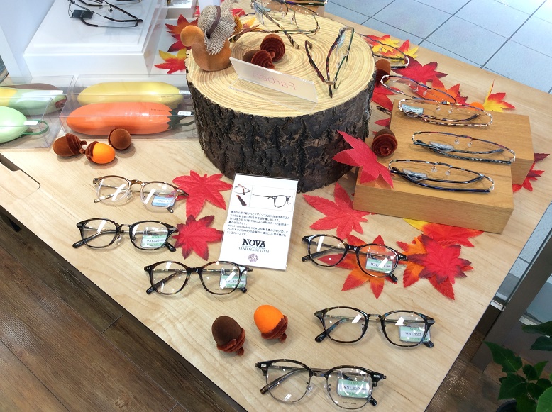 秋ですね 店頭ディスプレイが秋仕様に変更しました メガネのアイ 鎌倉のコンタクトレンズ メガネ 眼鏡 専門店